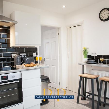 The Knutton House - Spacious Comfort By Parydise Properties - Leisure & Business Stays - Sleeps 7 Newcastle-under-Lyme Exterior foto