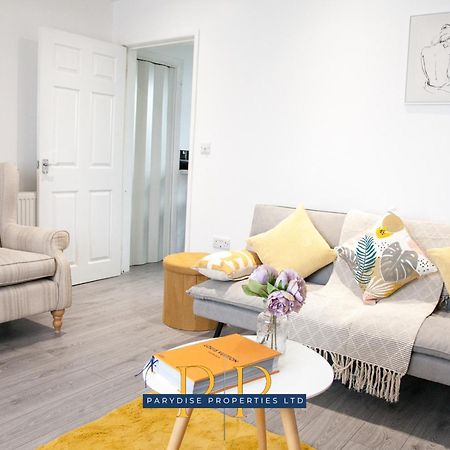 The Knutton House - Spacious Comfort By Parydise Properties - Leisure & Business Stays - Sleeps 7 Newcastle-under-Lyme Exterior foto