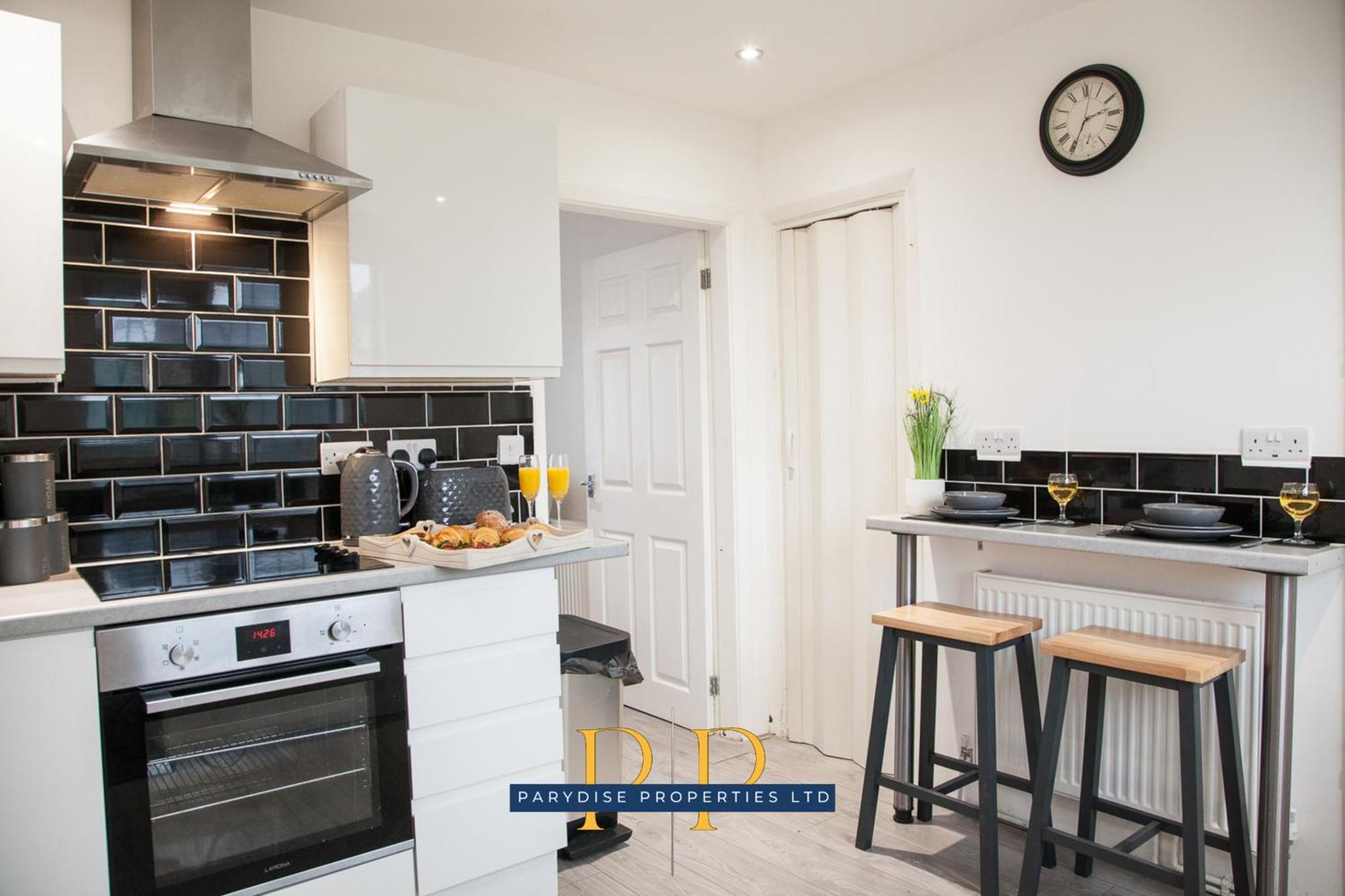 The Knutton House - Spacious Comfort By Parydise Properties - Leisure & Business Stays - Sleeps 7 Newcastle-under-Lyme Exterior foto