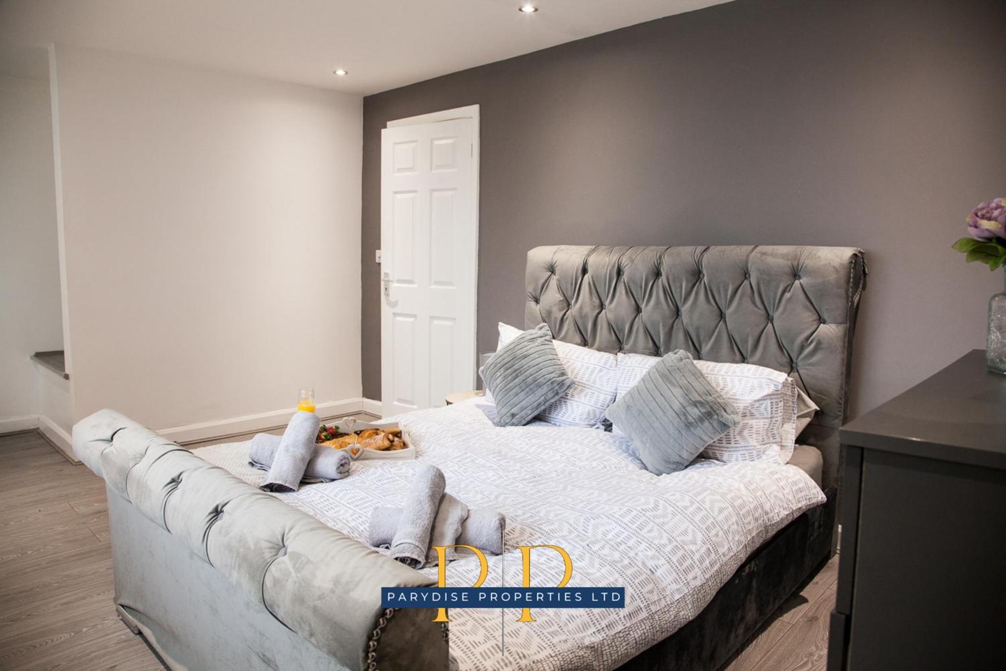 The Knutton House - Spacious Comfort By Parydise Properties - Leisure & Business Stays - Sleeps 7 Newcastle-under-Lyme Exterior foto