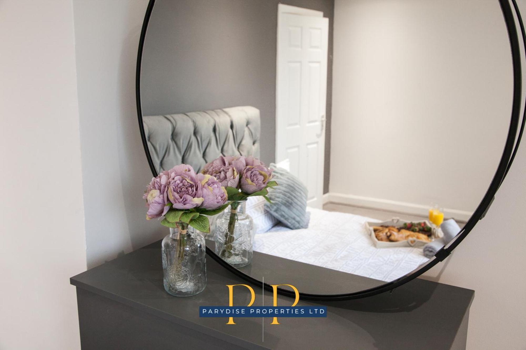 The Knutton House - Spacious Comfort By Parydise Properties - Leisure & Business Stays - Sleeps 7 Newcastle-under-Lyme Exterior foto