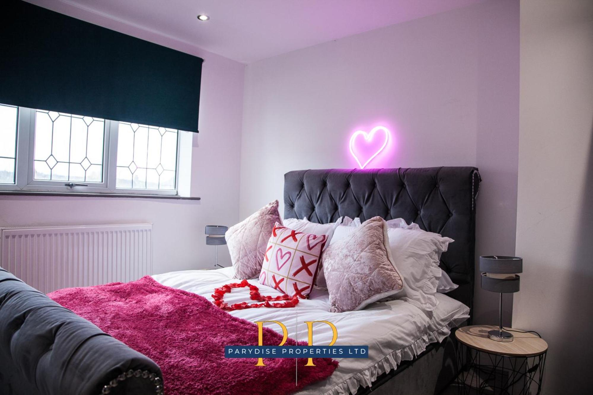 The Knutton House - Spacious Comfort By Parydise Properties - Leisure & Business Stays - Sleeps 7 Newcastle-under-Lyme Exterior foto