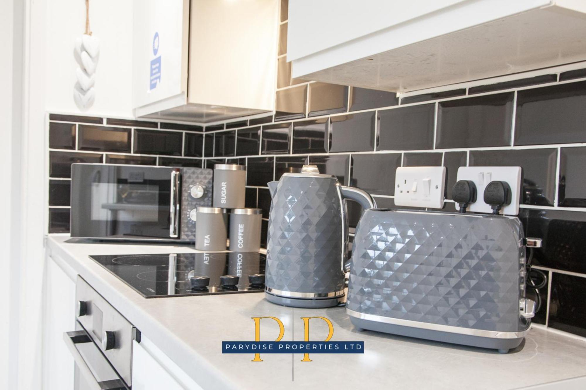 The Knutton House - Spacious Comfort By Parydise Properties - Leisure & Business Stays - Sleeps 7 Newcastle-under-Lyme Exterior foto