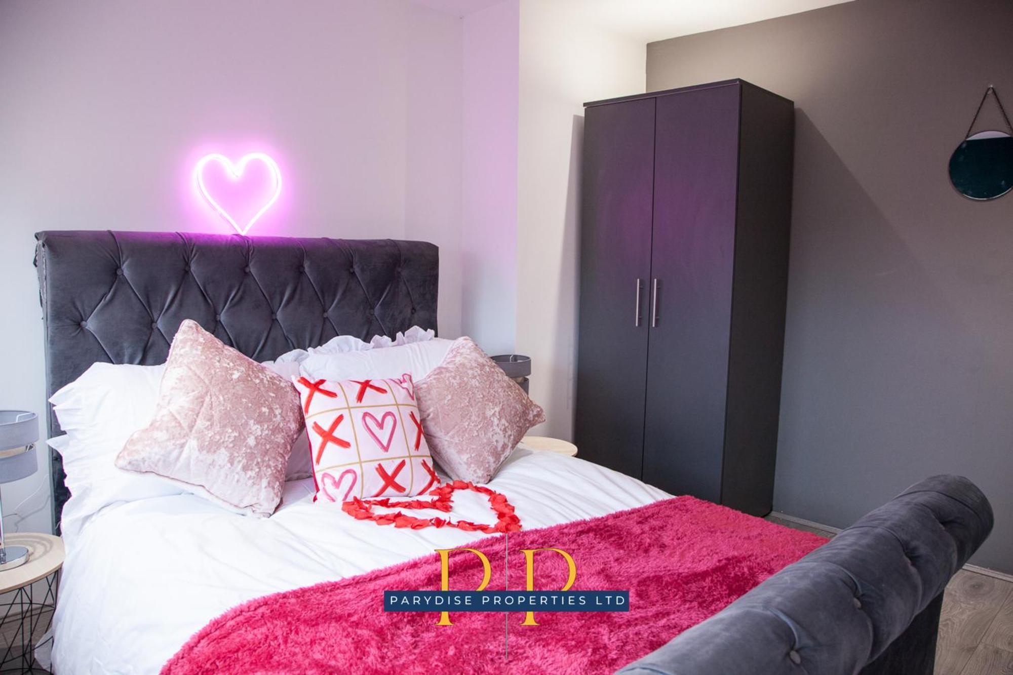 The Knutton House - Spacious Comfort By Parydise Properties - Leisure & Business Stays - Sleeps 7 Newcastle-under-Lyme Exterior foto