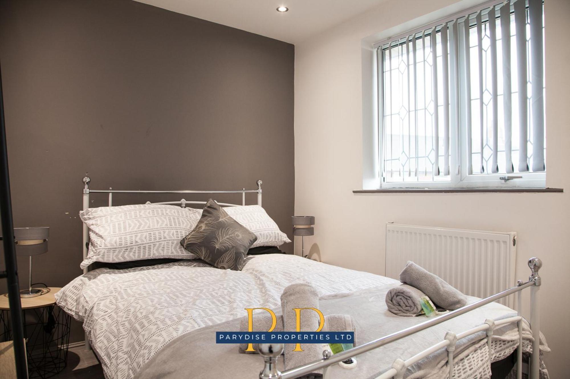 The Knutton House - Spacious Comfort By Parydise Properties - Leisure & Business Stays - Sleeps 7 Newcastle-under-Lyme Exterior foto