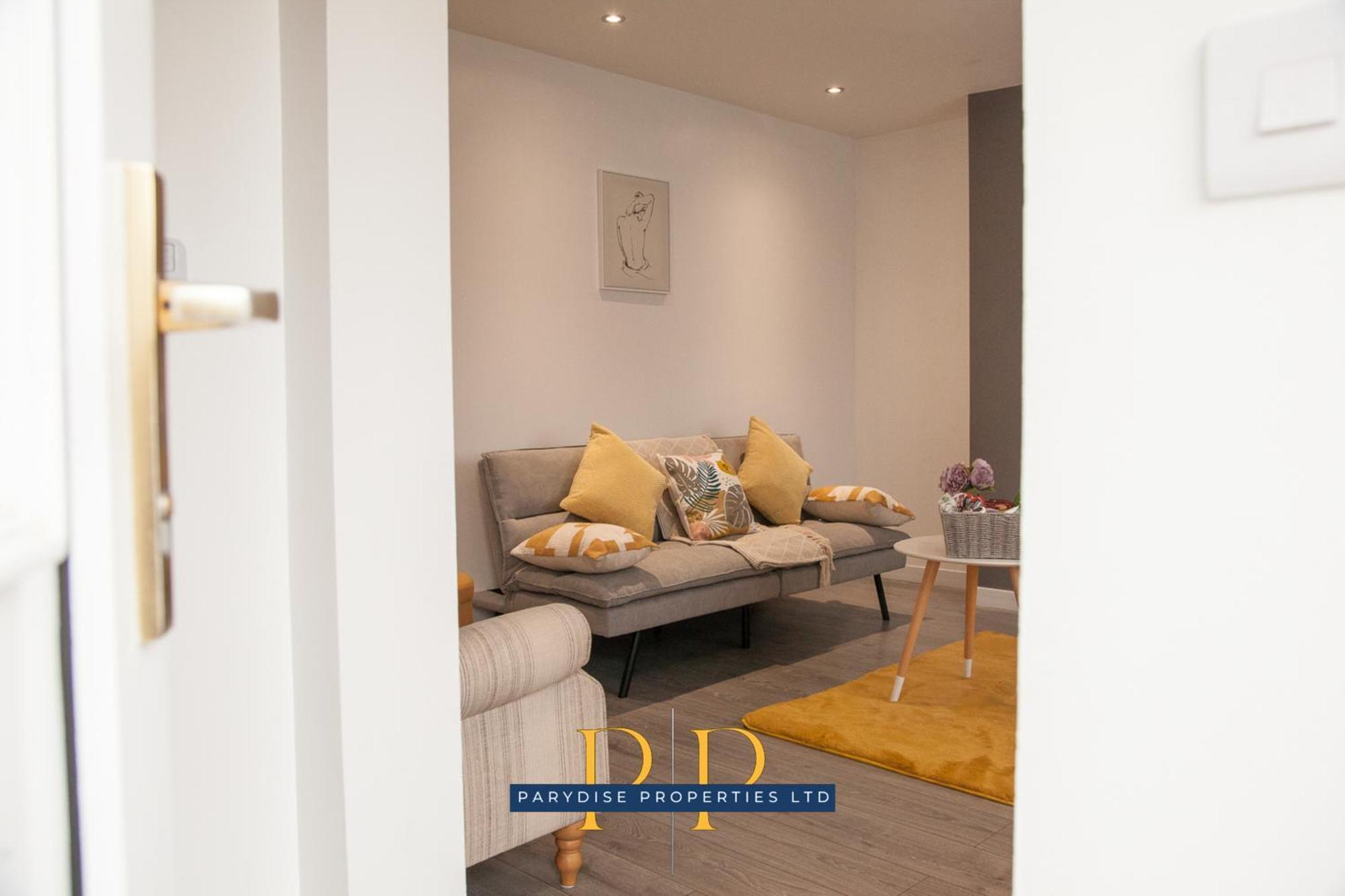 The Knutton House - Spacious Comfort By Parydise Properties - Leisure & Business Stays - Sleeps 7 Newcastle-under-Lyme Exterior foto