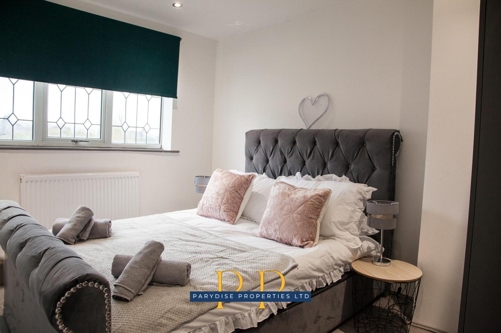 The Knutton House - Spacious Comfort By Parydise Properties - Leisure & Business Stays - Sleeps 7 Newcastle-under-Lyme Exterior foto
