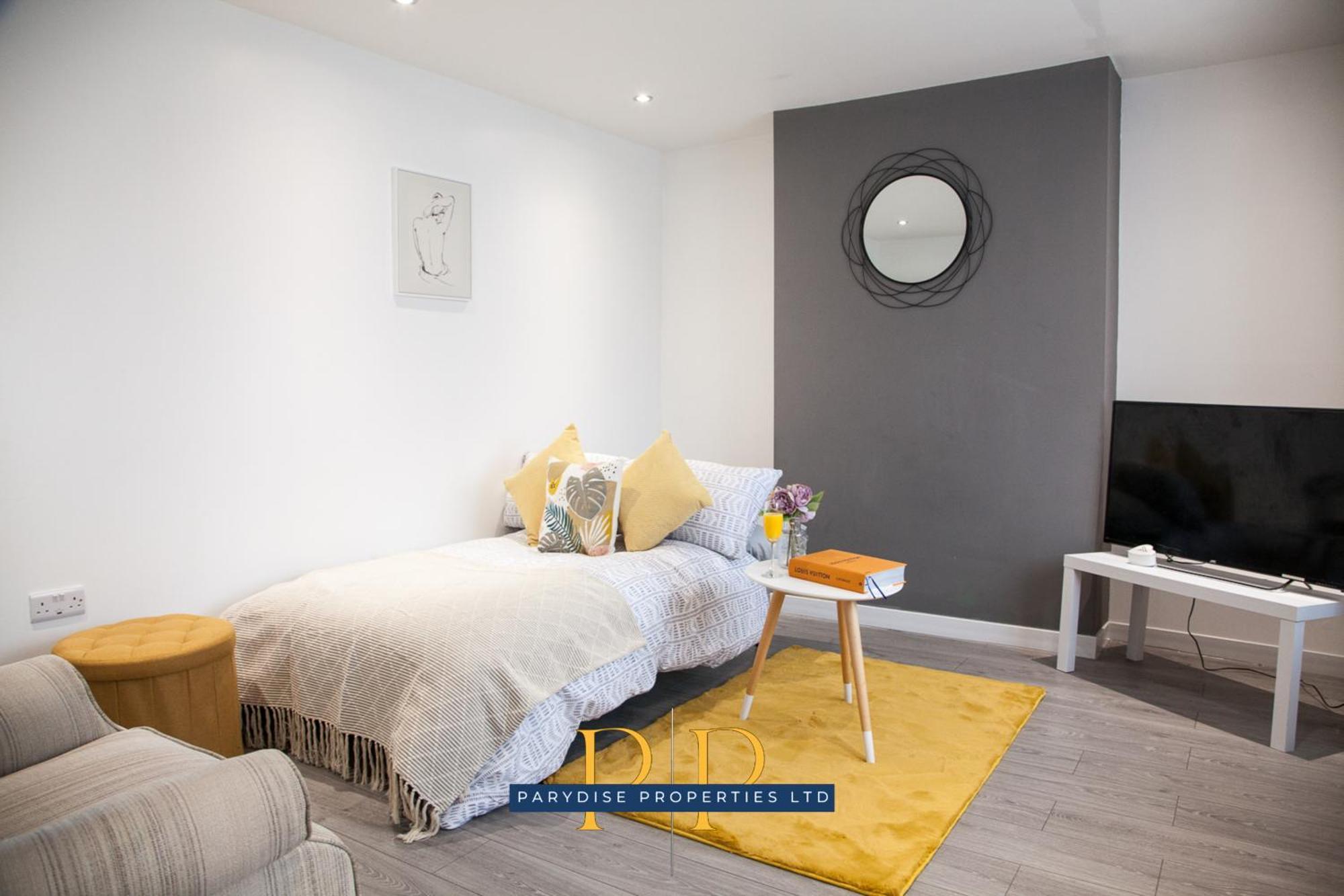 The Knutton House - Spacious Comfort By Parydise Properties - Leisure & Business Stays - Sleeps 7 Newcastle-under-Lyme Exterior foto